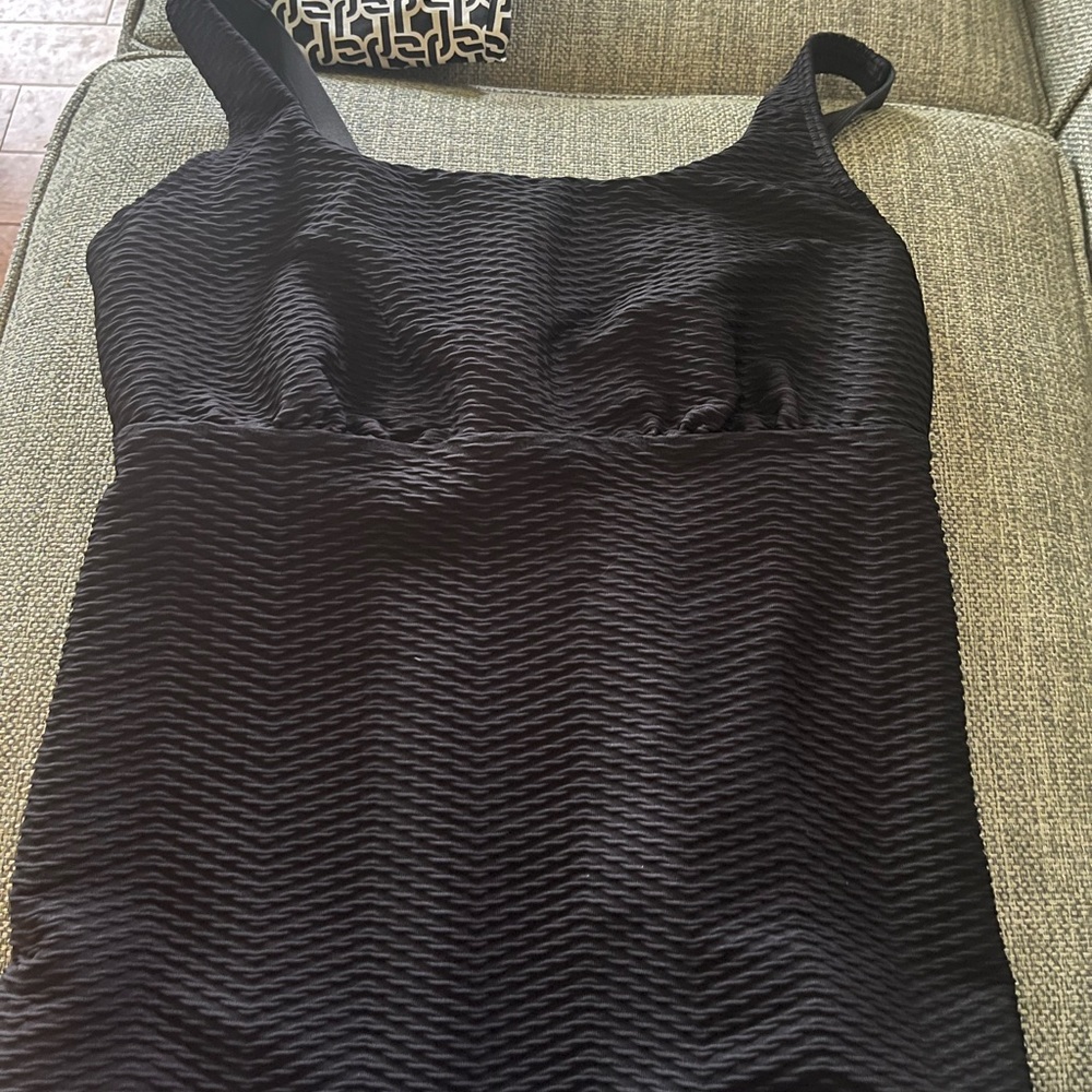 Like new lands end size 10 - DDD black textured underwire tankini top